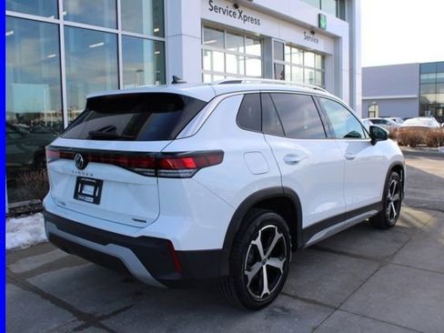 Used 2025 Volkswagen Tiguan SE w/ Panoramic Sunroof Package image 6