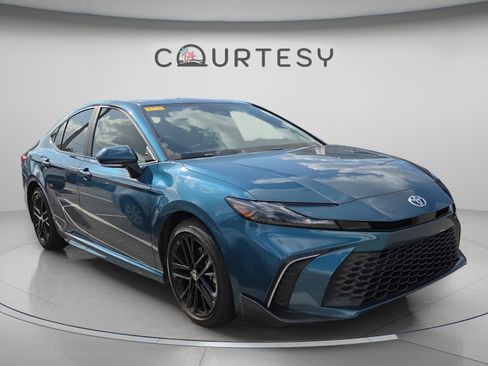 Certified 2025 Toyota Camry SE w/ Convenience Package image 3