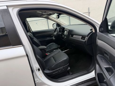 Used 2020 Mitsubishi Outlander SE image 26