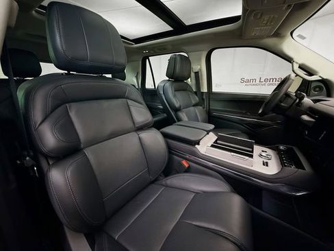 Used 2025 Lincoln Navigator Reserve image 31