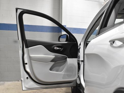 Used 2021 Jeep Cherokee Latitude Lux w/ Sun & Sound Group image 11