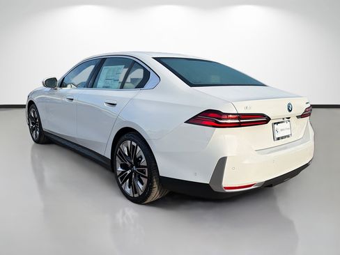 New 2026 BMW i5 eDrive40 image 5