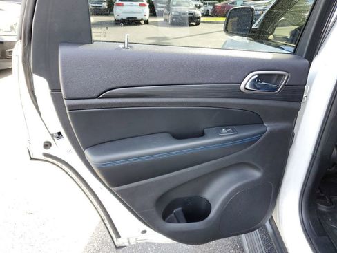 Used 2019 Jeep Grand Cherokee Laredo image 9