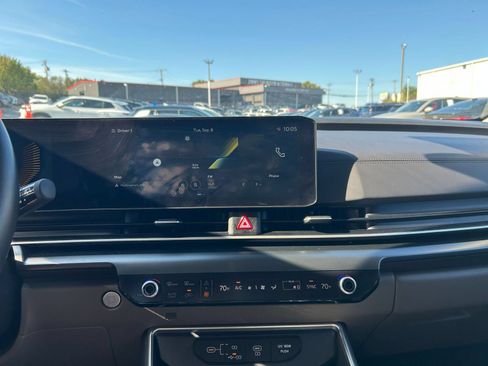 Used 2026 Kia Carnival FWD image 16