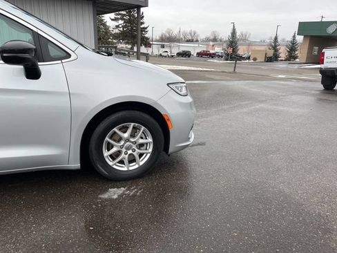 Used 2024 Chrysler Pacifica Touring-L FWD image 16