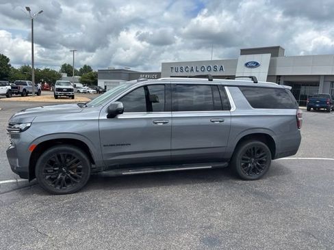 Used 2022 Chevrolet Suburban LT w/ Luxury Package RWD image 5