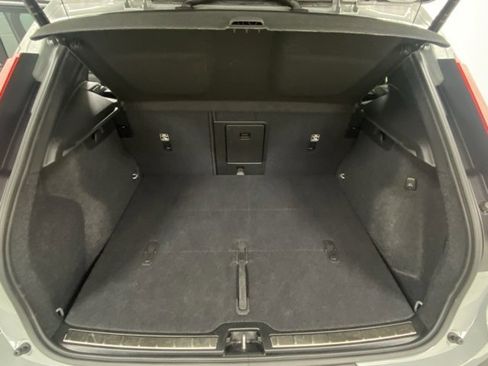 Used 2025 Volvo XC40 B5 Plus image 9