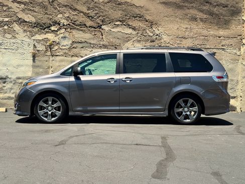 Used 2017 Toyota Sienna SE w/ SE Preferred Package FWD image 7