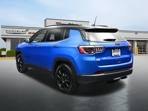 Used 2022 Jeep Compass Latitude FWD image 3