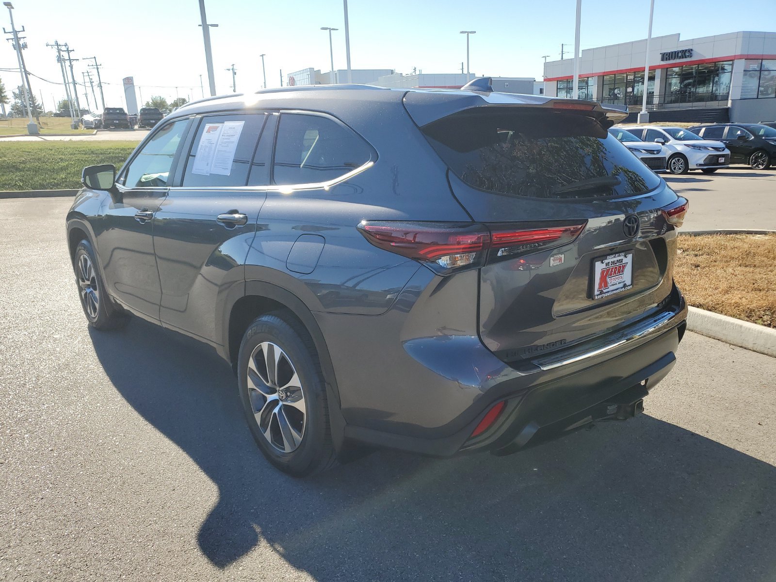 Used 2024 Toyota Highlander XLE AWD/4WD image 3