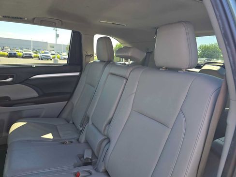 Used 2019 Toyota Highlander XLE w/ Carpet Mat Package (TMS) AWD/4WD image 19