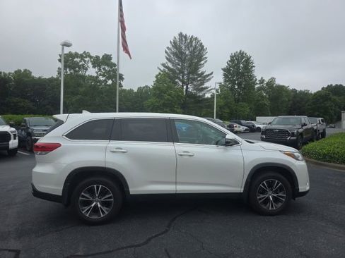 Used 2019 Toyota Highlander Plus AWD/4WD image 9