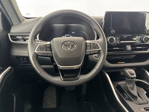 Certified 2025 Toyota Highlander XSE AWD/4WD image 32