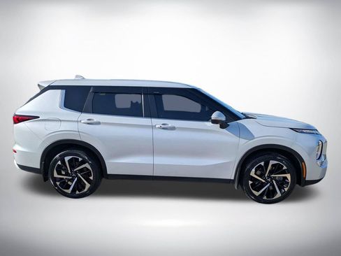 Used 2024 Mitsubishi Outlander SE FWD image 2