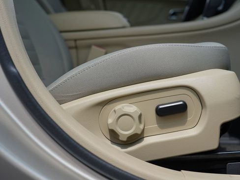 Used 2018 Ford Taurus SE FWD image 30