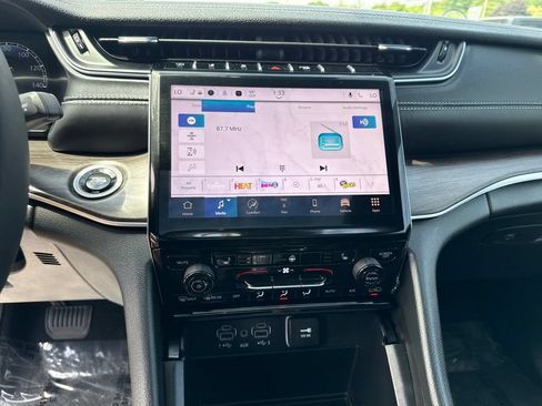 Certified 2025 Jeep Grand Cherokee L Limited AWD/4WD image 12