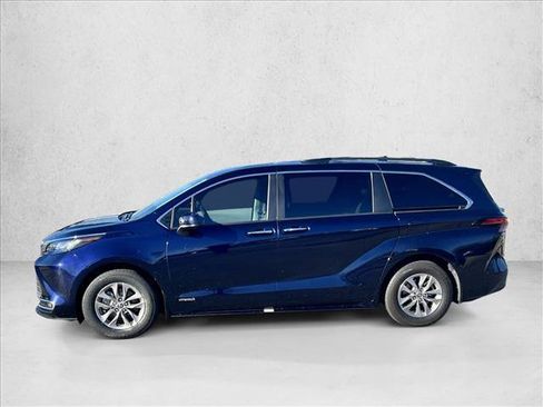 Certified 2021 Toyota Sienna XLE image 8