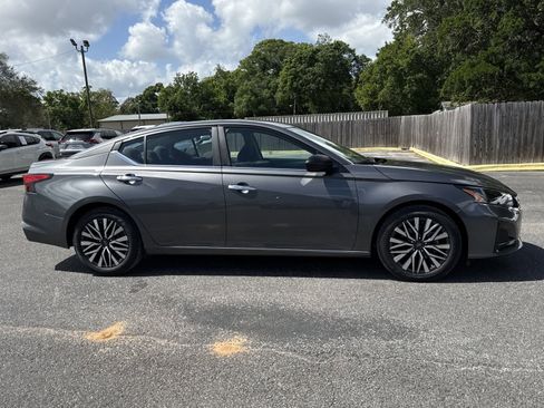 Used 2025 Nissan Altima 2.5 SV FWD image 6