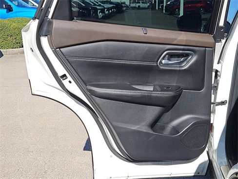 Used 2021 Nissan Rogue Platinum image 14