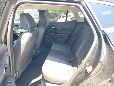 Used 2025 Chevrolet Trax LT w/ LT Convenience Package FWD image 9