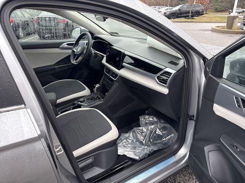 New 2026 Volkswagen Taos SE image 18