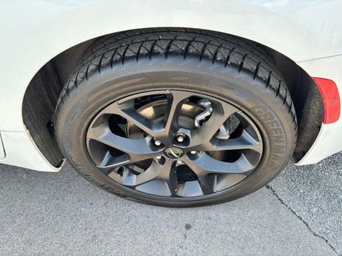 Used 2025 Chrysler Pacifica Limited FWD image 7