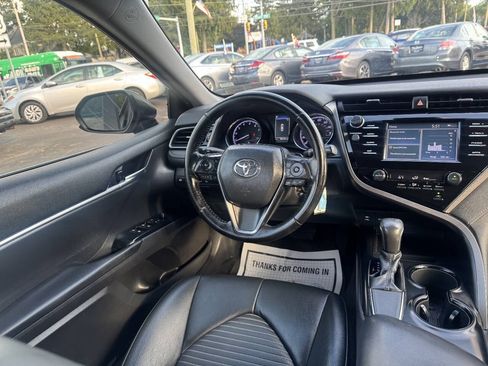 Used 2019 Toyota Camry SE FWD image 12