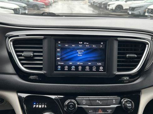 Used 2020 Chrysler Pacifica Touring-L image 27