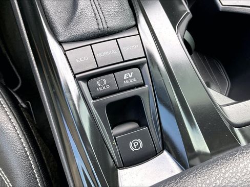 Used 2025 Toyota Camry SE w/ Convenience Package FWD image 31