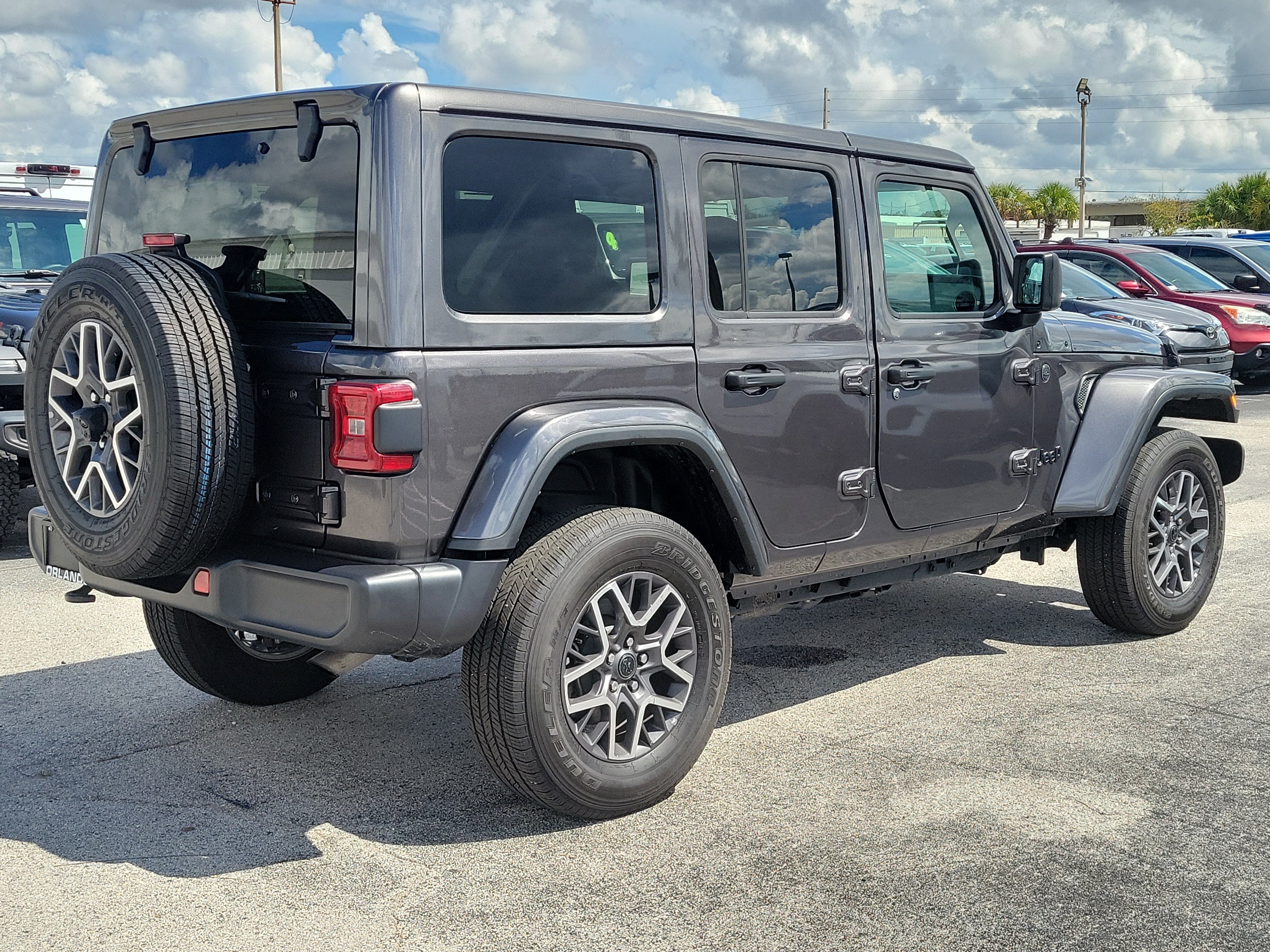 Used 2025 Jeep Wrangler Unlimited Sahara AWD/4WD image 7