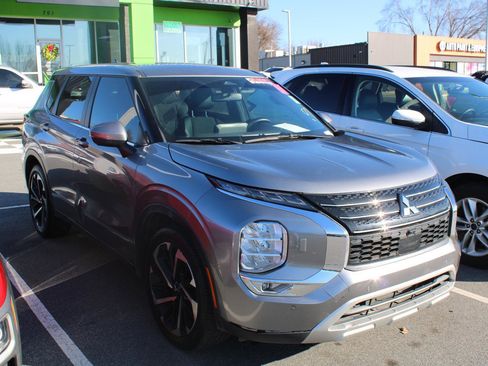 Used 2022 Mitsubishi Outlander SE image 3