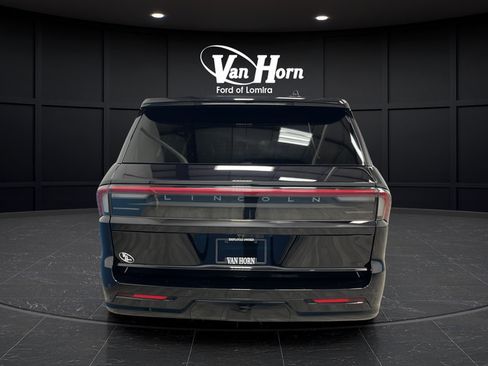 Used 2025 Lincoln Navigator L Reserve w/ Jet Appearance Package AWD/4WD image 6
