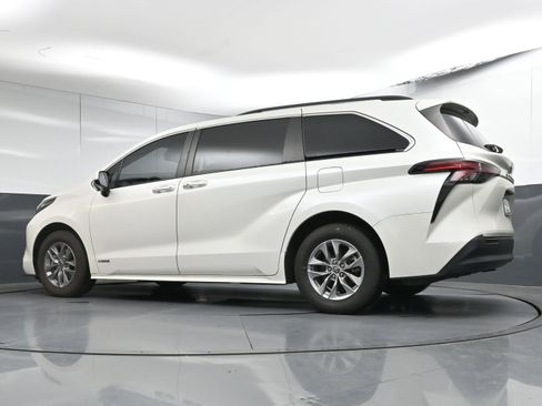 Certified 2021 Toyota Sienna XLE image 30
