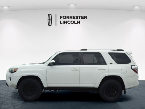Used 2019 Toyota 4Runner SR5 AWD/4WD image 6