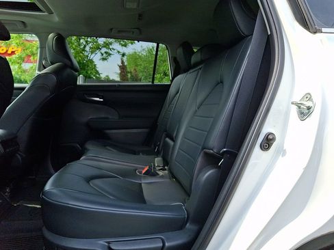 Used 2023 Toyota Highlander XLE AWD/4WD image 10