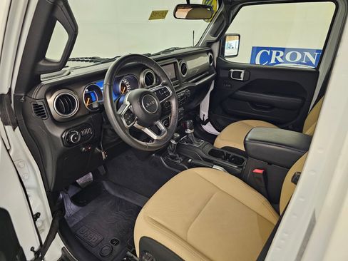 Used 2018 Jeep Wrangler Unlimited Sahara AWD/4WD image 3