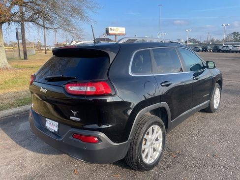 Used 2018 Jeep Cherokee Latitude Plus image 8