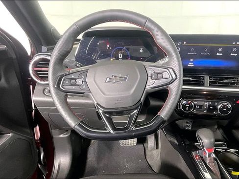 Used 2025 Chevrolet Trax RS w/ Sunroof Package FWD image 6