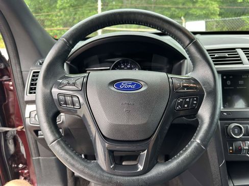 Used 2018 Ford Explorer XLT w/ Equipment Group 202A AWD/4WD image 15