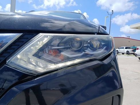 Used 2017 Nissan Rogue SL w/ SL Premium Package FWD image 4