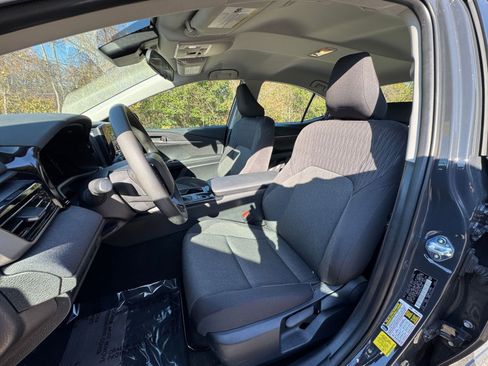 Used 2025 Toyota Camry LE image 31