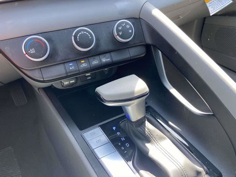 Certified 2025 Hyundai Elantra SE FWD image 19