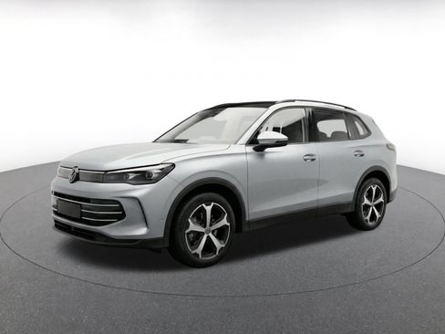 Used 2026 Volkswagen Tiguan SE AWD/4WD image 3