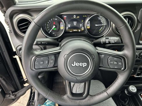 Used 2023 Jeep Wrangler Unlimited w/ Sun & Screen Package AWD/4WD image 37