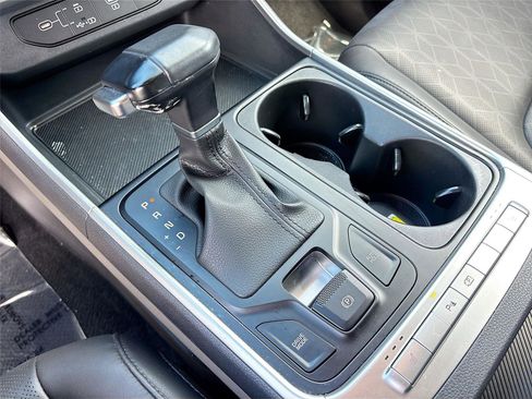 Used 2025 Kia Carnival FWD image 17