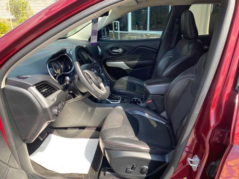 Used 2018 Jeep Cherokee Trailhawk w/ Comfort/Convenience Group AWD/4WD image 10