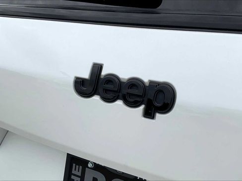 Used 2023 Jeep Grand Cherokee L Laredo image 27