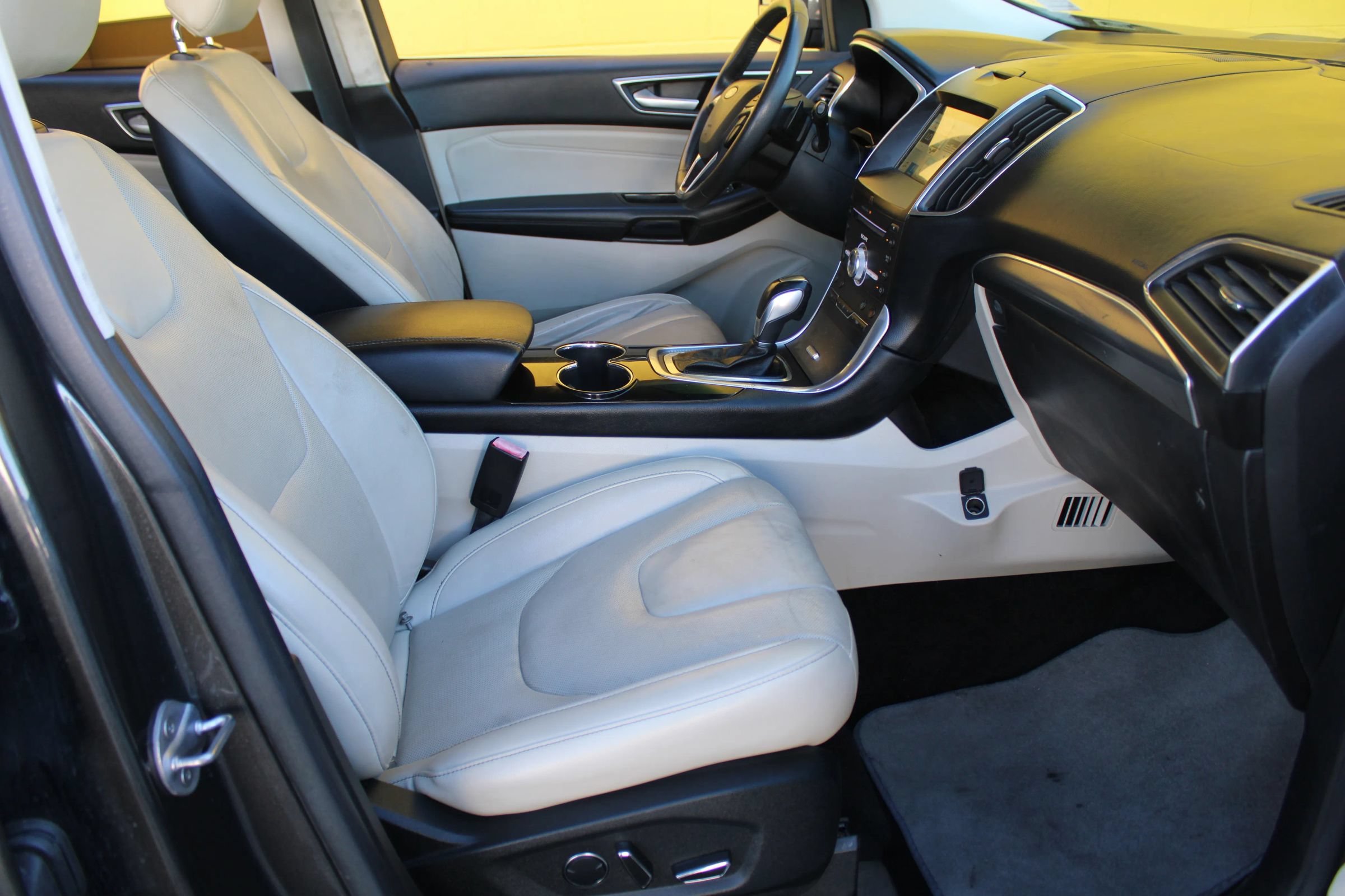 Used 2018 Ford Edge Titanium FWD image 10