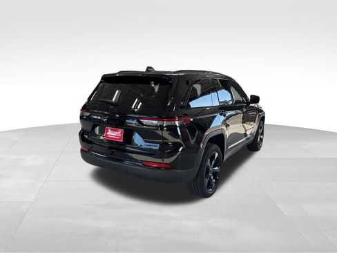 Used 2025 Jeep Grand Cherokee Limited w/ Black Appearance Package AWD/4WD image 5