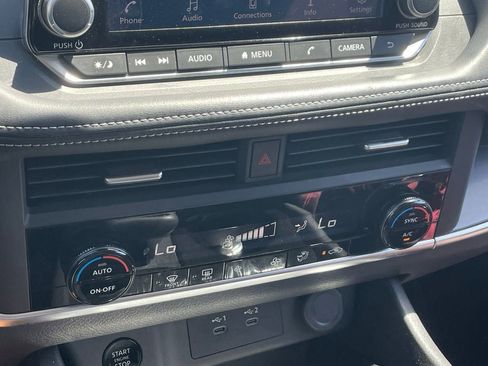 Used 2025 Nissan Rogue SV image 8